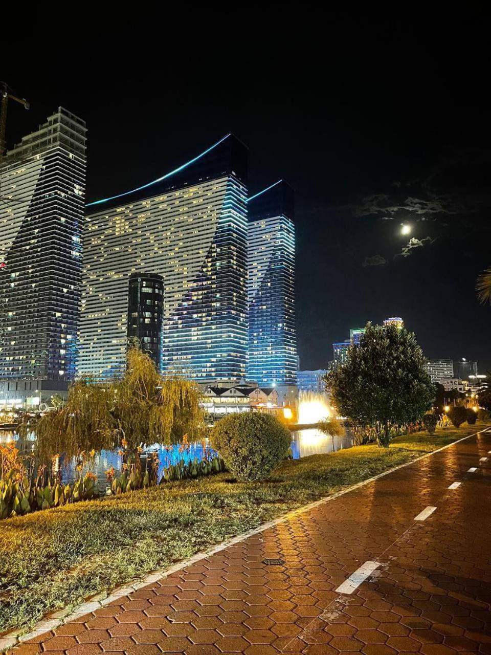 Orbi City Luxury Towers Aparthotel Батуми Екстериор снимка